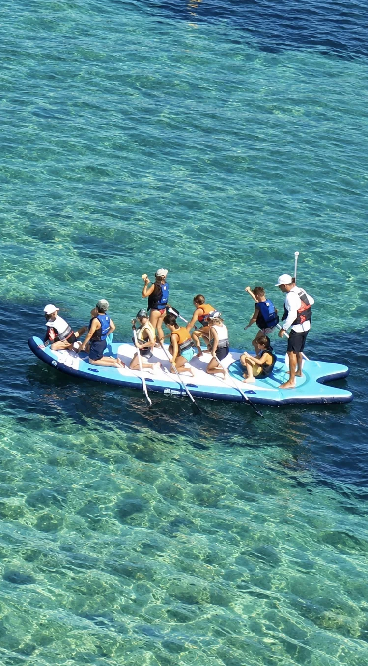 Paddle géant dans les eaux turquoise de Cannes
